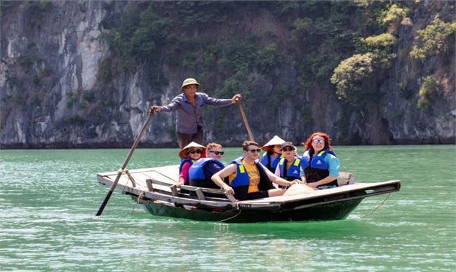 Rowing Boat to visit Cua Van Village